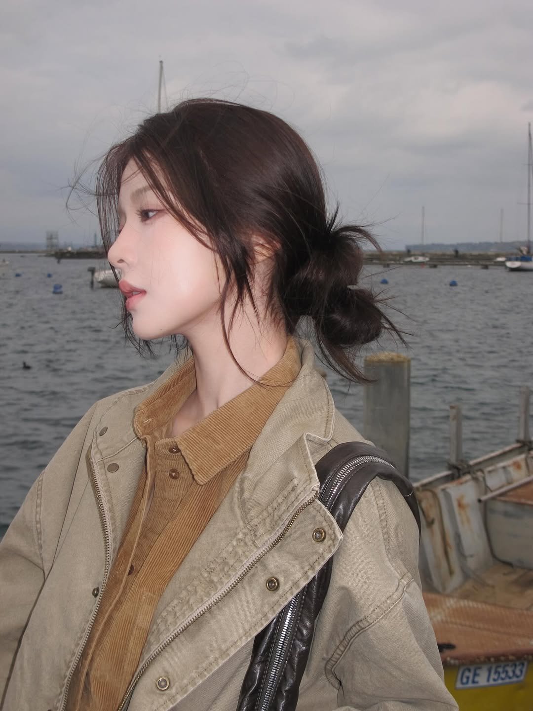 Photo by 张淼怡 on November 02, 2025. May be an image of one or more people, hair, duffle coat, parka, jacket and text.