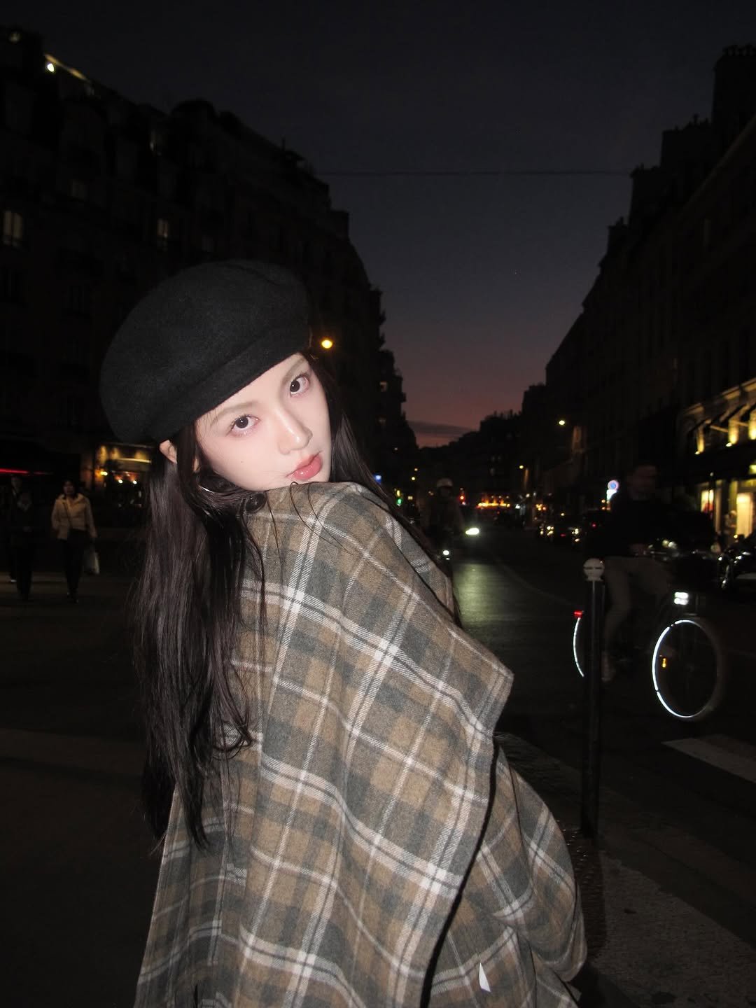 Photo by 张淼怡 on October 23, 2025. May be an image of one or more people, hair, overcoat, hat, duffle coat, beret, parka, Sacré-Cœur, street, night and text.