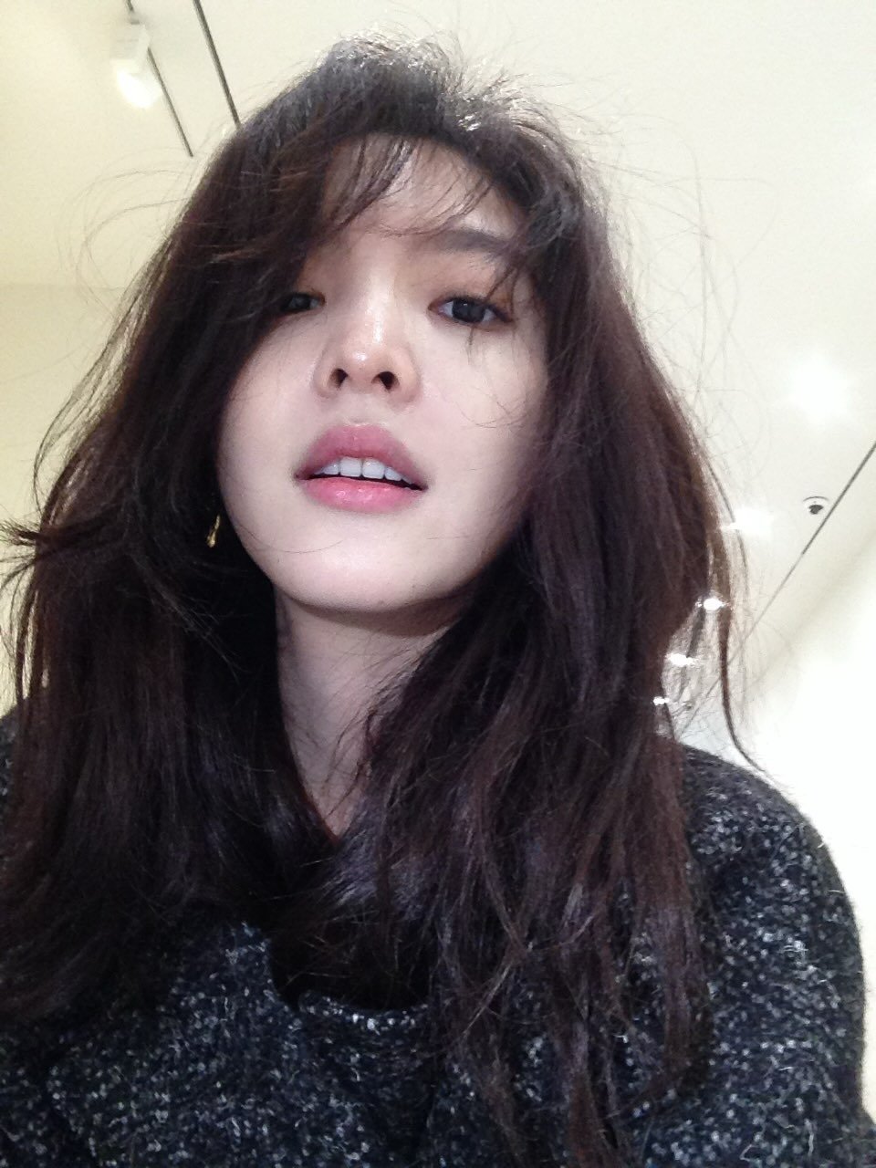 Photo by 章若楠 on January 17, 2026. May be a selfie of one or more people, bangs and lipstick.