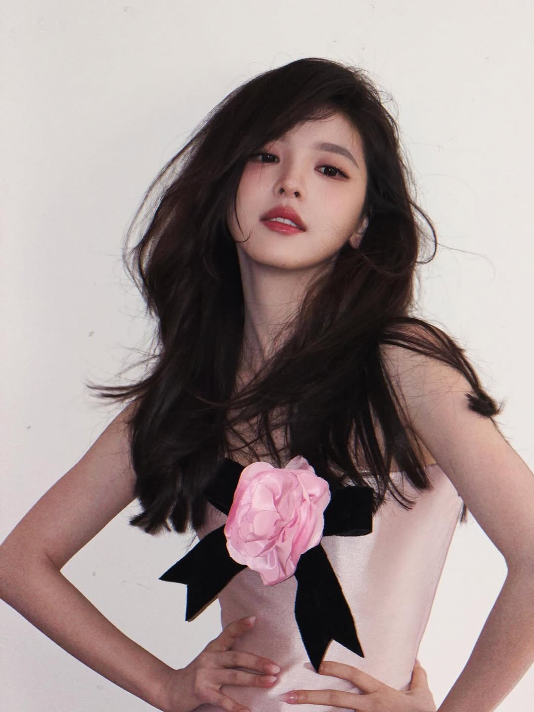 Photo by 章若楠 on January 12, 2026. May be an image of one or more people, hair, makeup and bra.