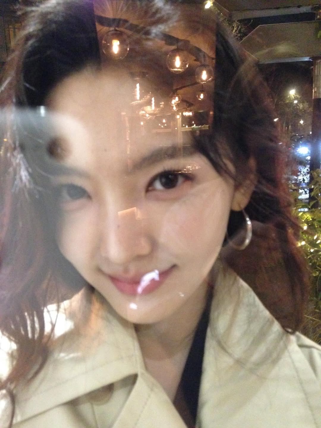 Photo by 章若楠 on March 17, 2026. May be a selfie of one or more people, lipstick, makeup, hair, duffle coat, overcoat, parka, mirror and text.