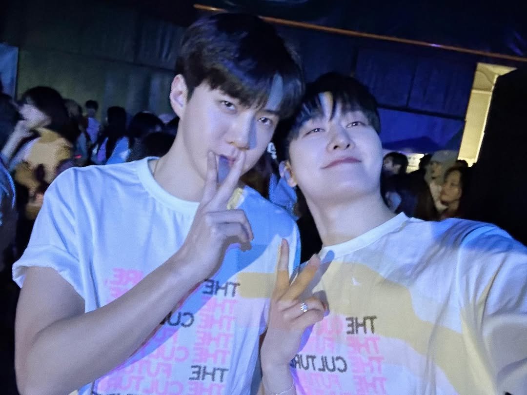 Photo by ZHOUMI 조미 周觅 on February 04, 2026. May be an image of one or more people, bangs, concert and text that says 'SHT นว ΞHT 3HT AUA 3HT 3HT .บว m'.