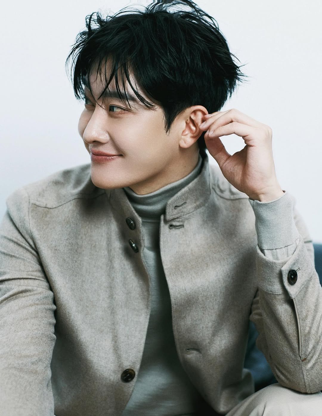 Photo by ZHOUMI 조미 周觅 on January 13, 2026. May be an image of one or more people, bangs, makeup and text.