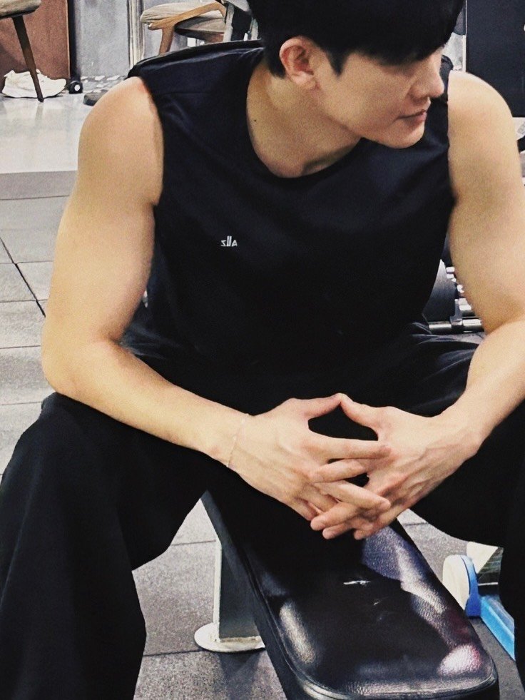 Photo by ZHOUMI 조미 周觅 on January 15, 2026. May be an image of one or more people, bangs, biceps, people bodybuilding and text.