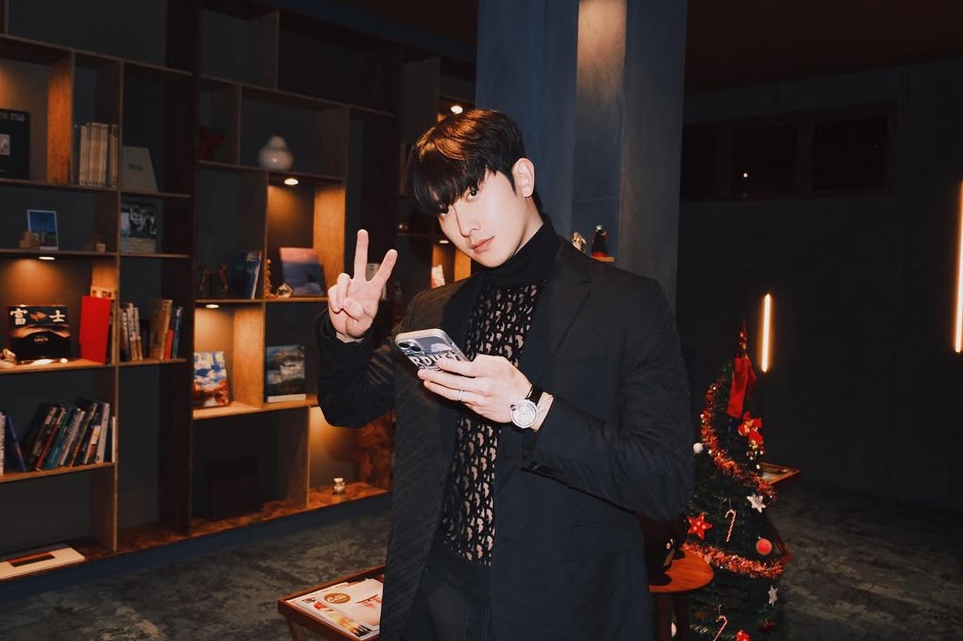 Photo by ZHOUMI 조미 周觅 on January 05, 2026. May be an image of cigarette, bolo tie and text.