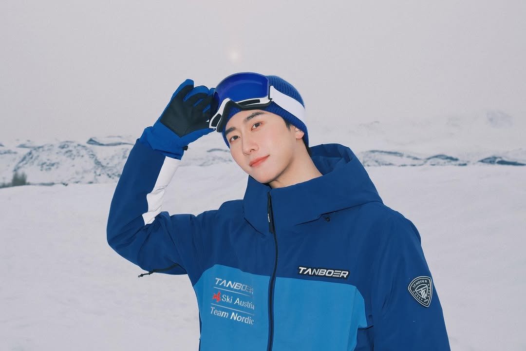 Photo by ZHOUMI 조미 周觅 on December 29, 2025. May be an image of ‎ski, parka, snowsuit, sportswear, face mask, ski slope and ‎text that says '‎TANBOER TANBOR ΤΛAΒΟ; Ski SkiAustia SkiAustria Austria eam Nordic חי‎'‎‎.