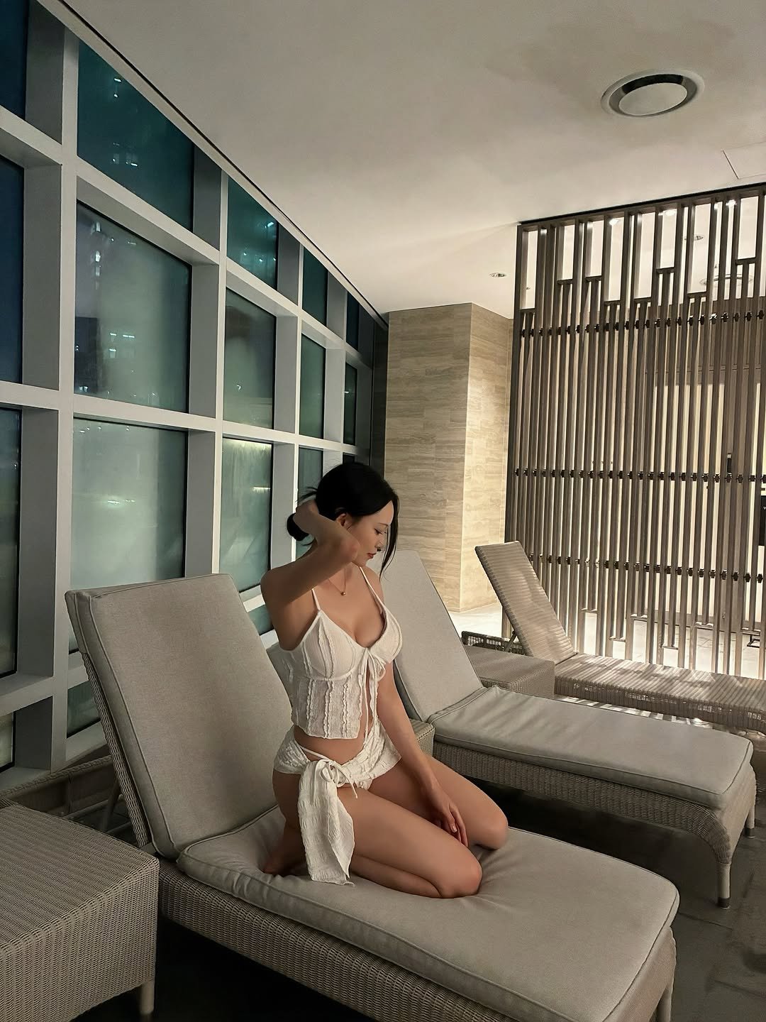 Photo shared by 해나 海娜 Mia on April 18, 2026 tagging @signiel_hotels. May be an image of chaise lounge, deck chair and text.