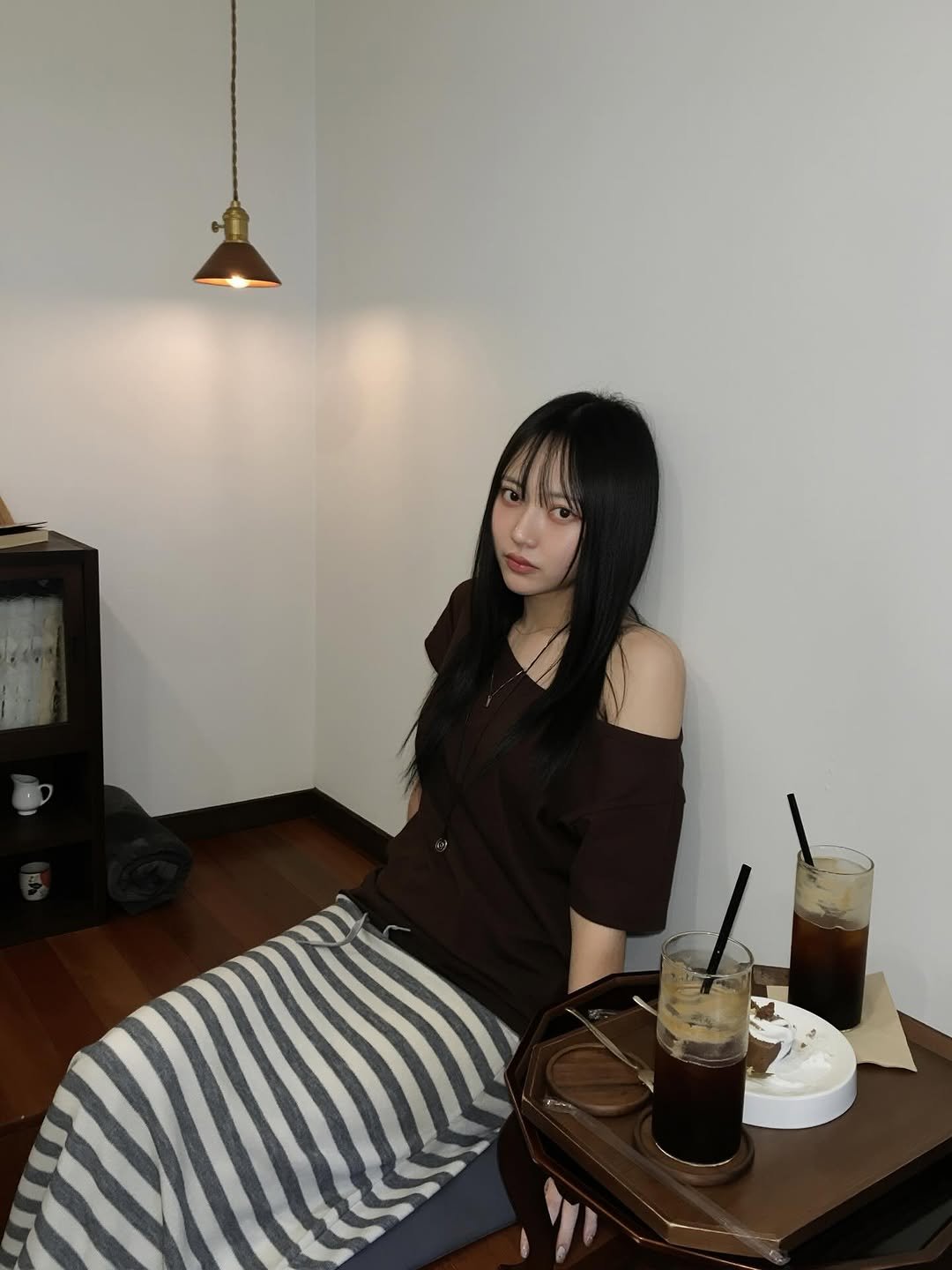 Photo by 지인 on October 21, 2025. May be an image of one or more people, hair, cornflower and text.