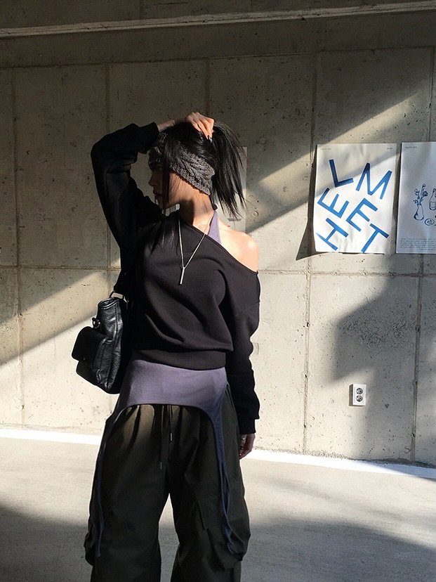 Photo by 지인 on March 29, 2026. May be an image of sportswear, sweatpants, sweatsuit, drawstring and text.