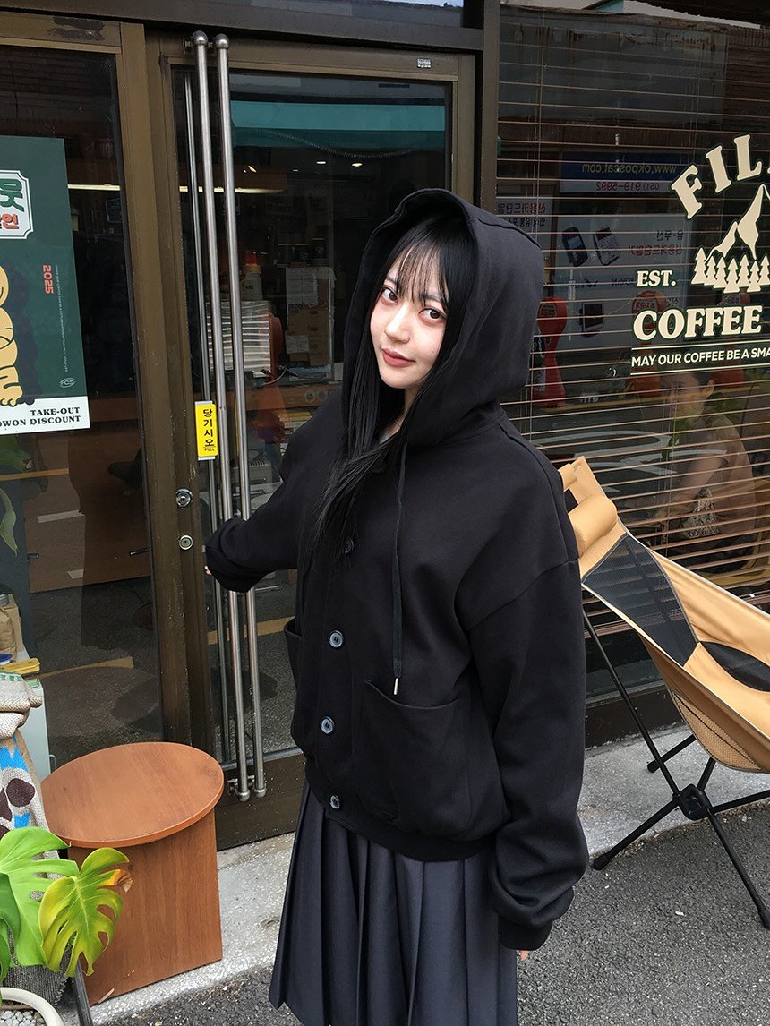 Photo by 지인 on October 28, 2025. May be an image of ‎duffle coat, overcoat, jacket, cloak, parka and ‎text that says '‎도는 吴 인 2203 2202 14 JINTENL TAKE WON TAKE-O DISCOUNT DISCOUNT FIL EST. 绝线 COFFEE MAY OUR COFFEE MAYOURCOFFEEBEASMA BE BE BEASM SMA 사 شاد 시오‎'‎‎.