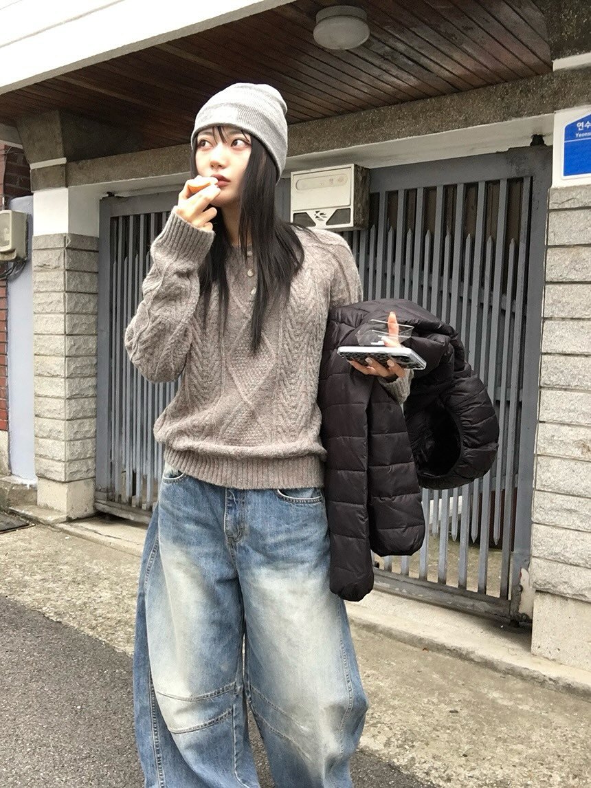 Photo by 지인 on October 22, 2025. May be an image of smoking, duffle coat, beret, parka, cigarette and text.