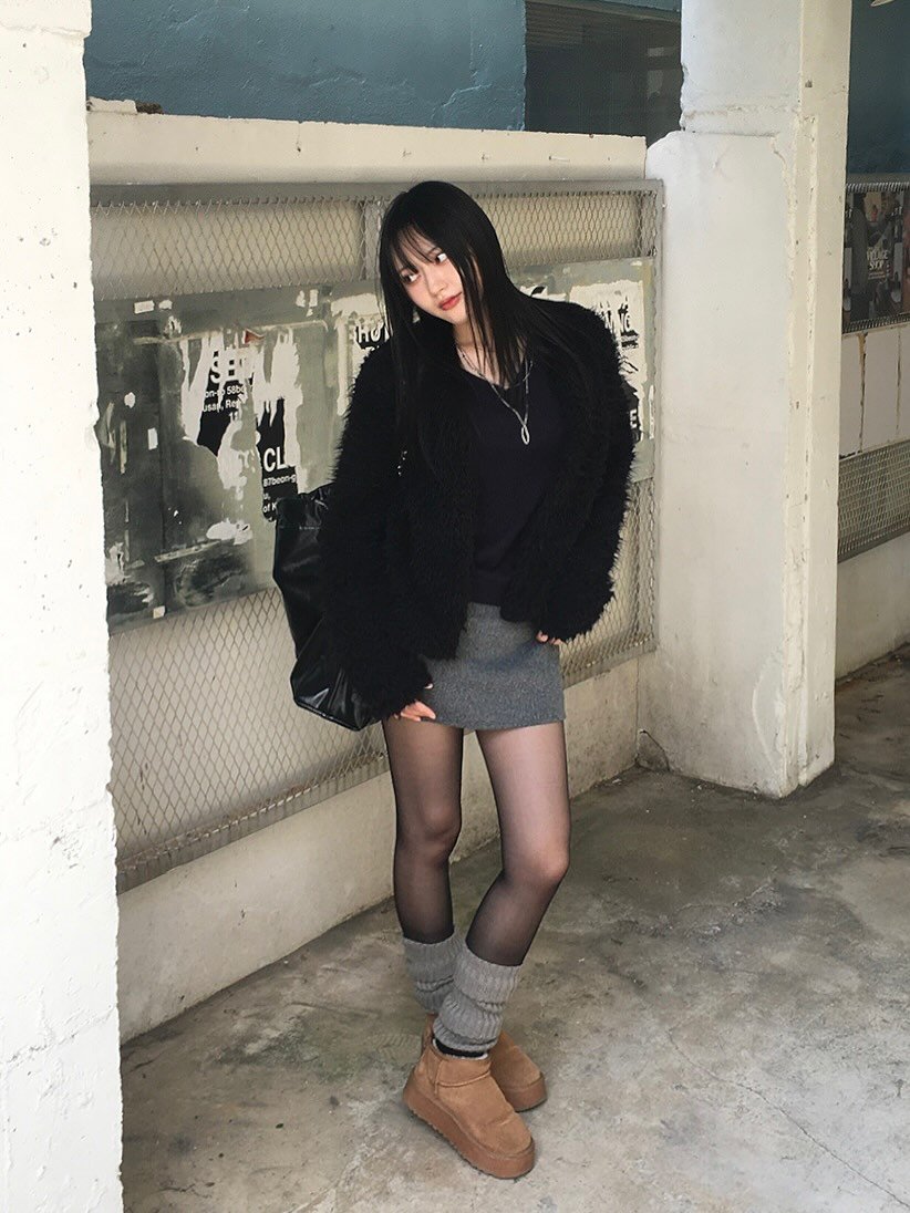 Photo by 지인 on December 05, 2025. May be an image of sable coat, overcoat, tights, parka, fishnet stockings, miniskirt and text.