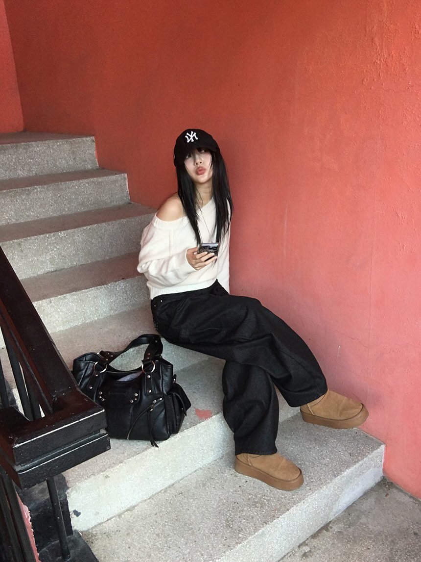 Photo by 지인 on November 20, 2025. May be an image of hat, headscarf, beret, sweatpants, outerwear, turban and text.