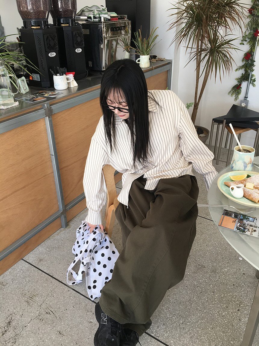 Photo by 지인 on February 11, 2026. May be an image of overcoat, turtleneck, kilt, beret and parka.