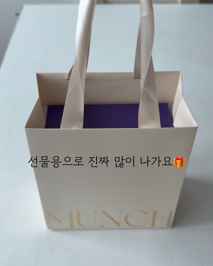 zinny_table 게시물 이미지: #마감안내#먼치페퍼
먼치페퍼 하나로 
계란, 감튀, 고기, 와인안주까지 끝👍

톡...