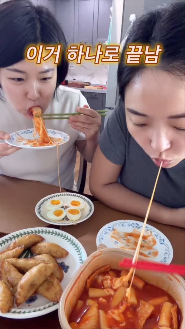 zinny_table 게시물 이미지: #공구예고#먼치페퍼
떡볶이 먹다가
계란 찍먹하려는 동생한테 하나 올려줬더니…

한...