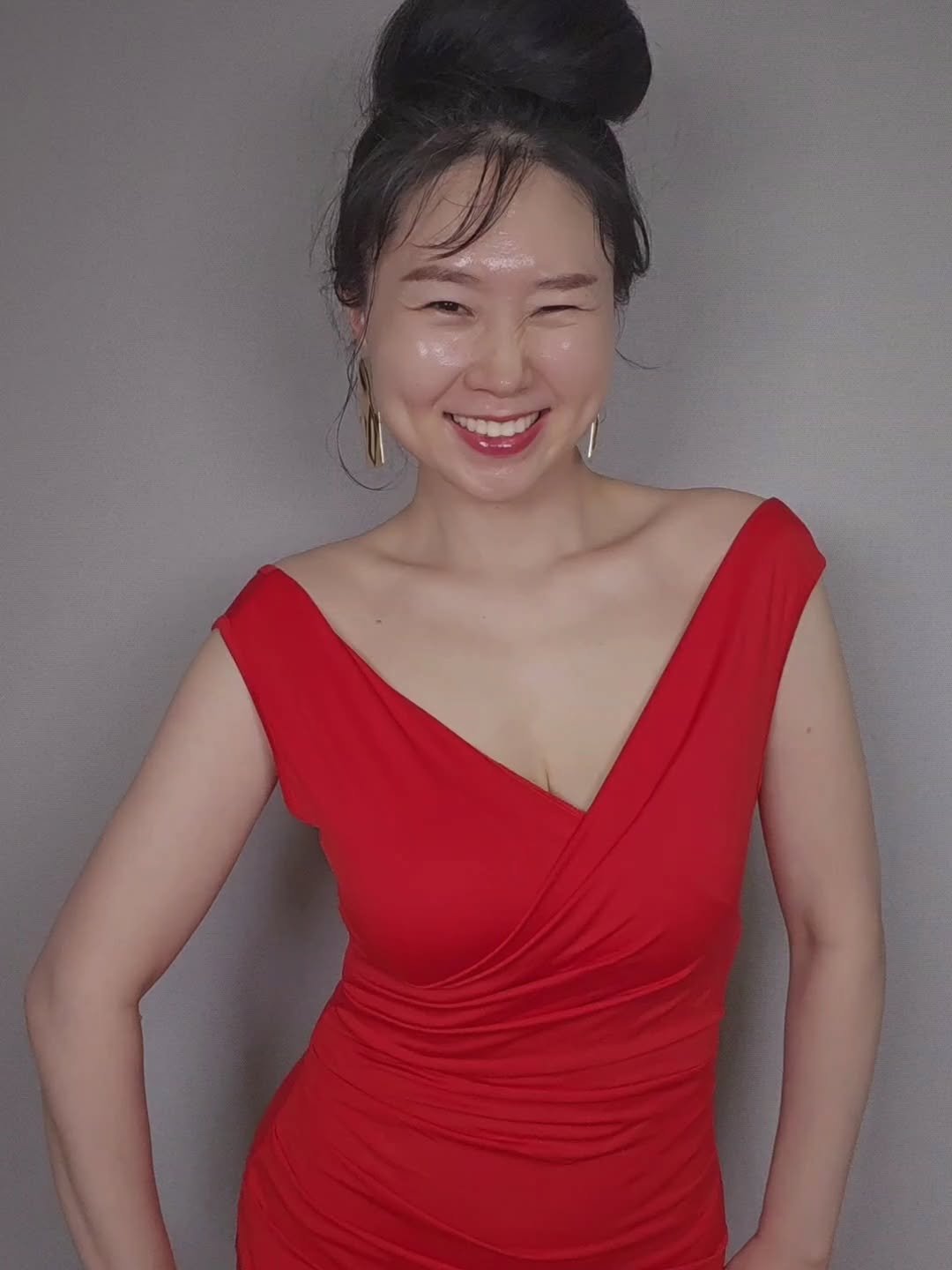 Photo by 집데렐라 | 다이어트 | 마음잡아주기 on December 31, 2025. May be an image of one or more people, hair, dress and text.