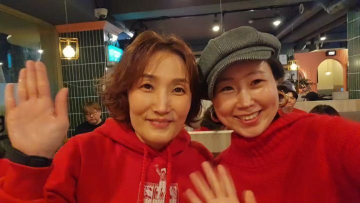 zipderella 게시물 이미지: 서울에서~

부캐 활동
경림언니랑은 27년째 인연이고
나는 언니 팬클럽...