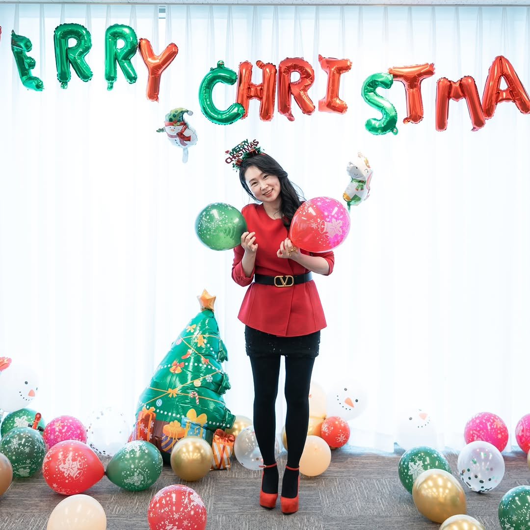 Photo by 집데렐라 | 다이어트 | 마음잡아주기 on December 24, 2025. May be an image of christmas tree, balloon, beach ball, tinsel and text that says 'RRY RY CHRI STMA'.