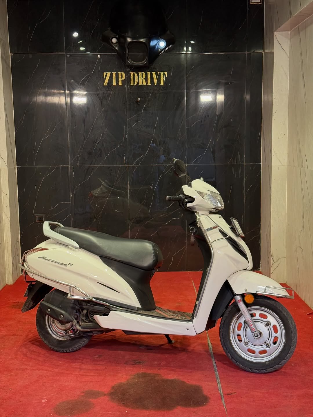 Photo by ZIPDRIVEMUMBAI on April 07, 2026. May be an image of motorcycle, scooter and text that says '物動品 7IPDRIVF 7IP DRIVF መጌምድ ግዜዲጣ ey'.