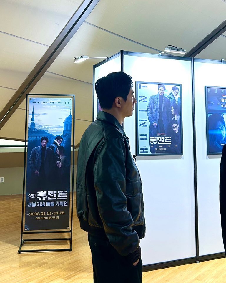 Photo by 조인성 on February 10, 2026. May be an image of one or more people, people standing, duffle coat, overcoat, jacket and text.