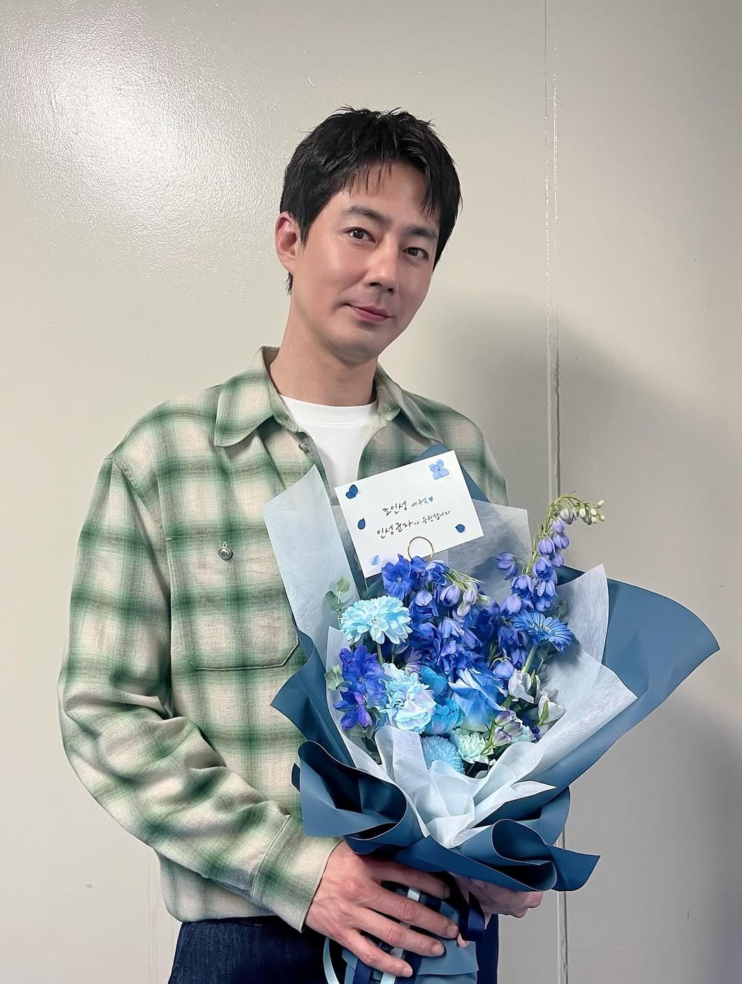 Photo by 조인성 on February 23, 2026. May be an image of scorpion grass, baby's-breath, baby blue eyes flower, prairie gentian and text.