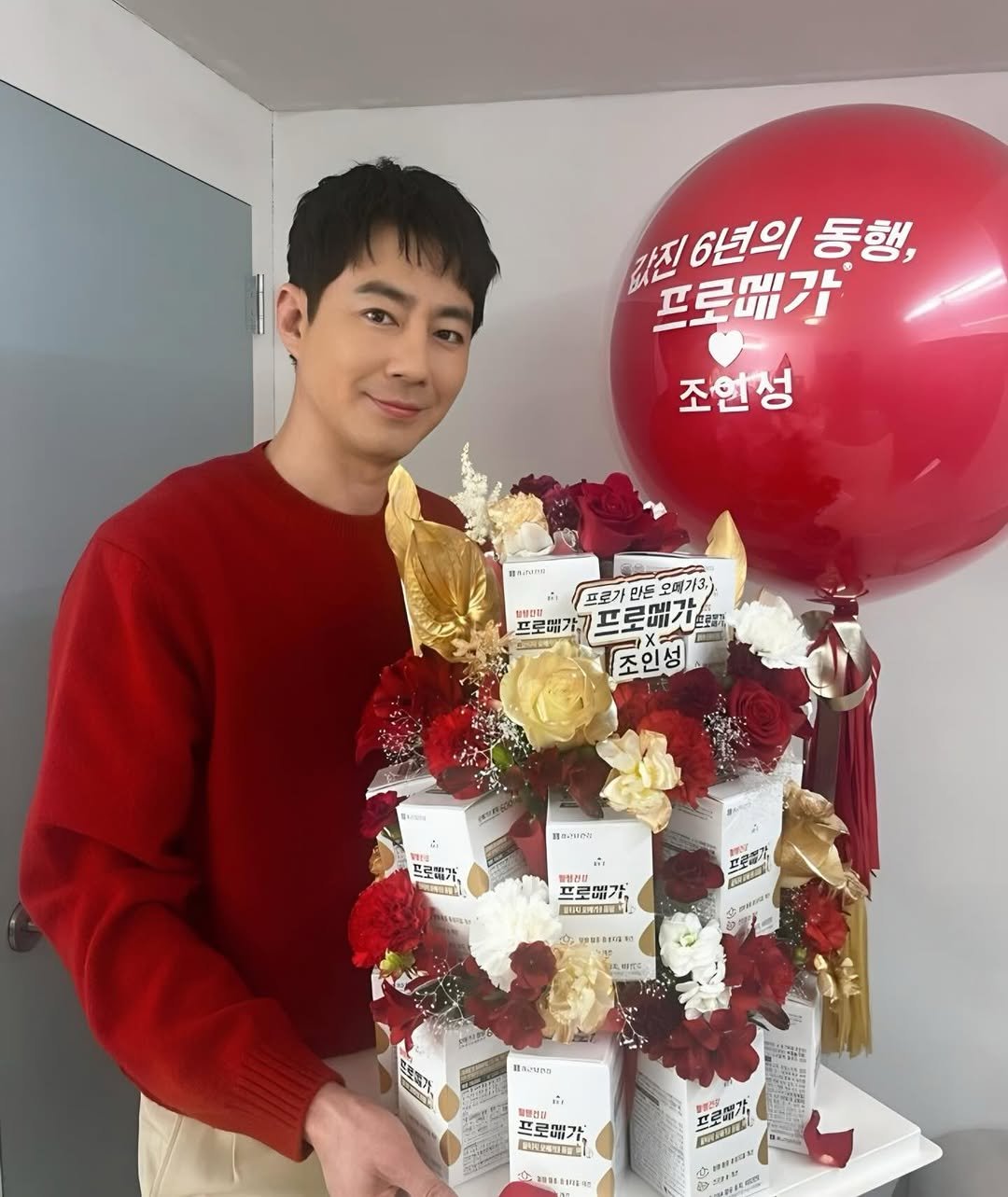 Photo shared by 조인성 on March 20, 2026 tagging @promega_official. May be an image of hamper, flower arrangement, prairie gentian, baby's-breath, rose and text.