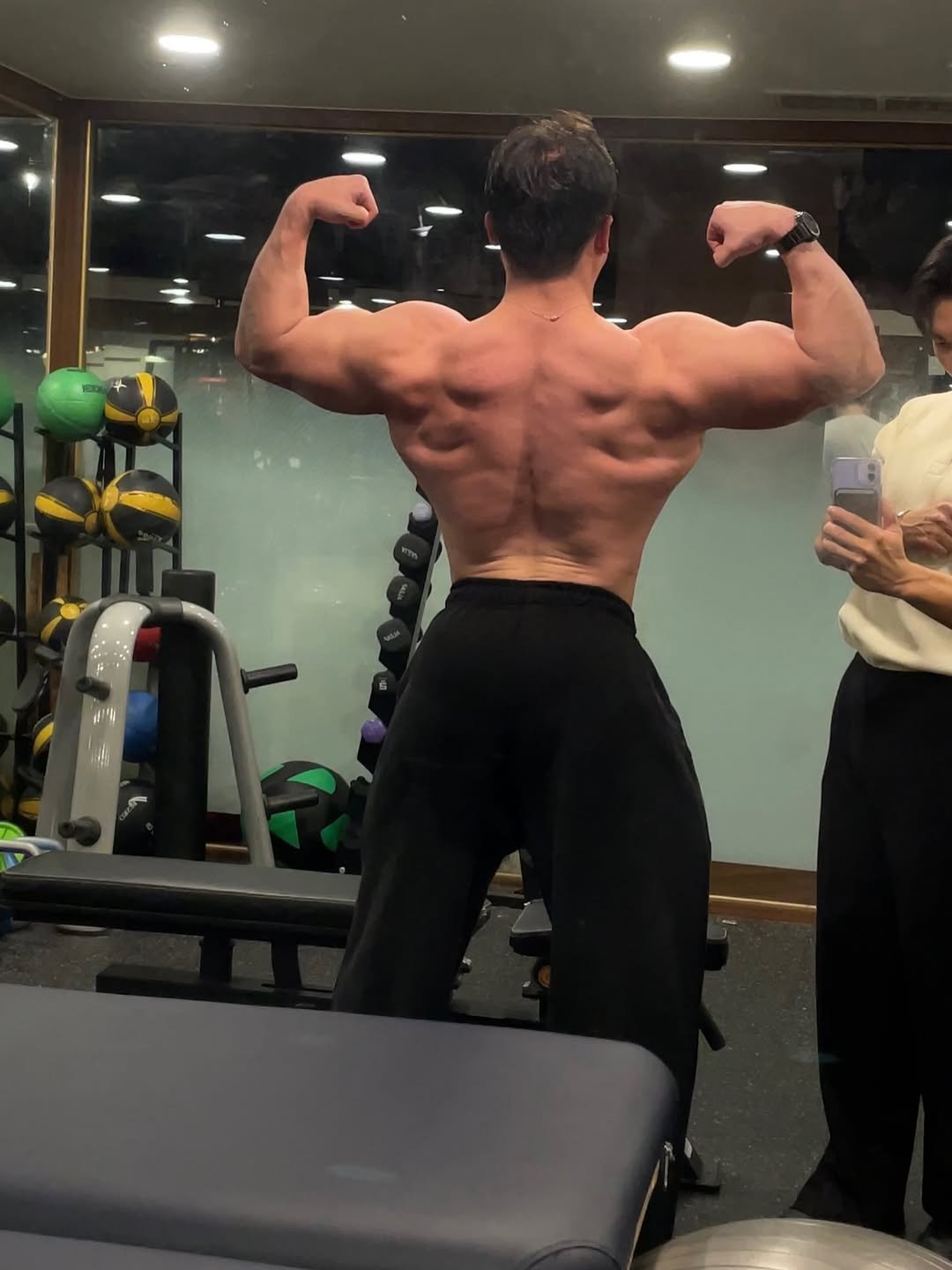 zombie__classic 게시물 이미지: -

오늘은 강남 최고의 센터 @mkfitness_official 에서 등운동...