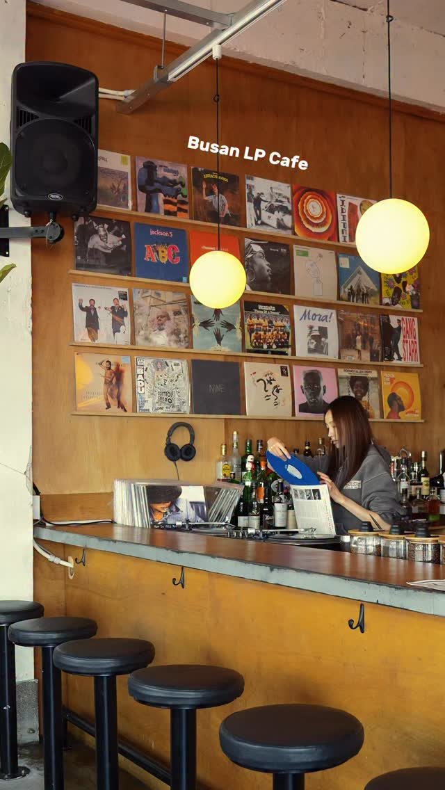 zoo_sorok 게시물 이미지: 느낌 좋은 LP 음악이 흐르는, 힙한 LP 카페🎵

느낌 좋은 LP 음악으로 공간이...