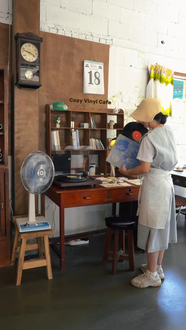 zoo_sorok 게시물 이미지: LP 틀고, 여름방학 보내는 듯한 광안리 카페🌿🎵
마치 LP 틀고 여름방학을...