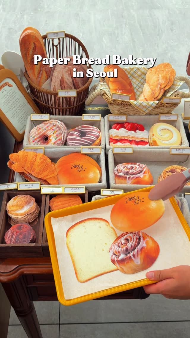 zoo_sorok 게시물 이미지: 빵 고르러 가는 소품샵🍞🥐🍰

원하는 빵 엽서를 골라 담을 수 있는
귀여운...