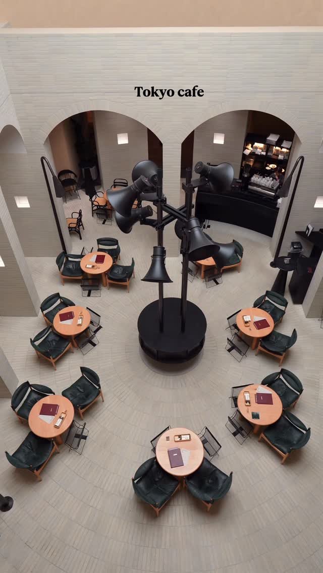 zoo_sorok 게시물 이미지: 미술관 같은 모던함이 멋진 도쿄 신상 카페📢🖤

중앙에 자리한 작품 같은...