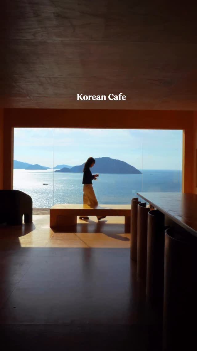 zoo_sorok 게시물 이미지: 커다란 바다 그림이 걸린 나무집 카페🏠🌊

커다란 바다 그림이 걸려 있는 
나무집...