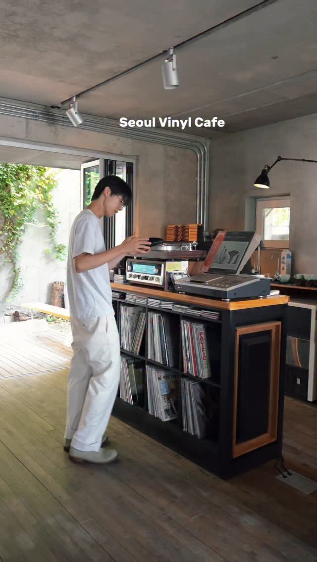 zoo_sorok 게시물 이미지: 도쿄 여행 중 만난 듯한 LP카페🎶☕️
미니멀하고 깔끔한 공간에
LP음악과...