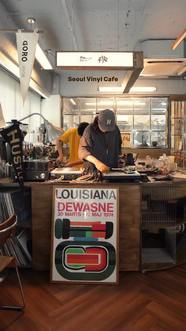 zoo_sorok 게시물 이미지: 턴테이블이 돌아가는, 감각적인 작업실 같은 카페☕️🎶
턴테이블에서 LP 음악이...
