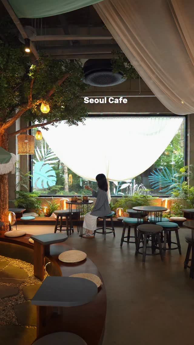 zoo_sorok 게시물 이미지: 나무 숲 속에 들어온 듯한 대형 카페🌳

커다란 나무로 둘러싸여 
마치 숲 속에...