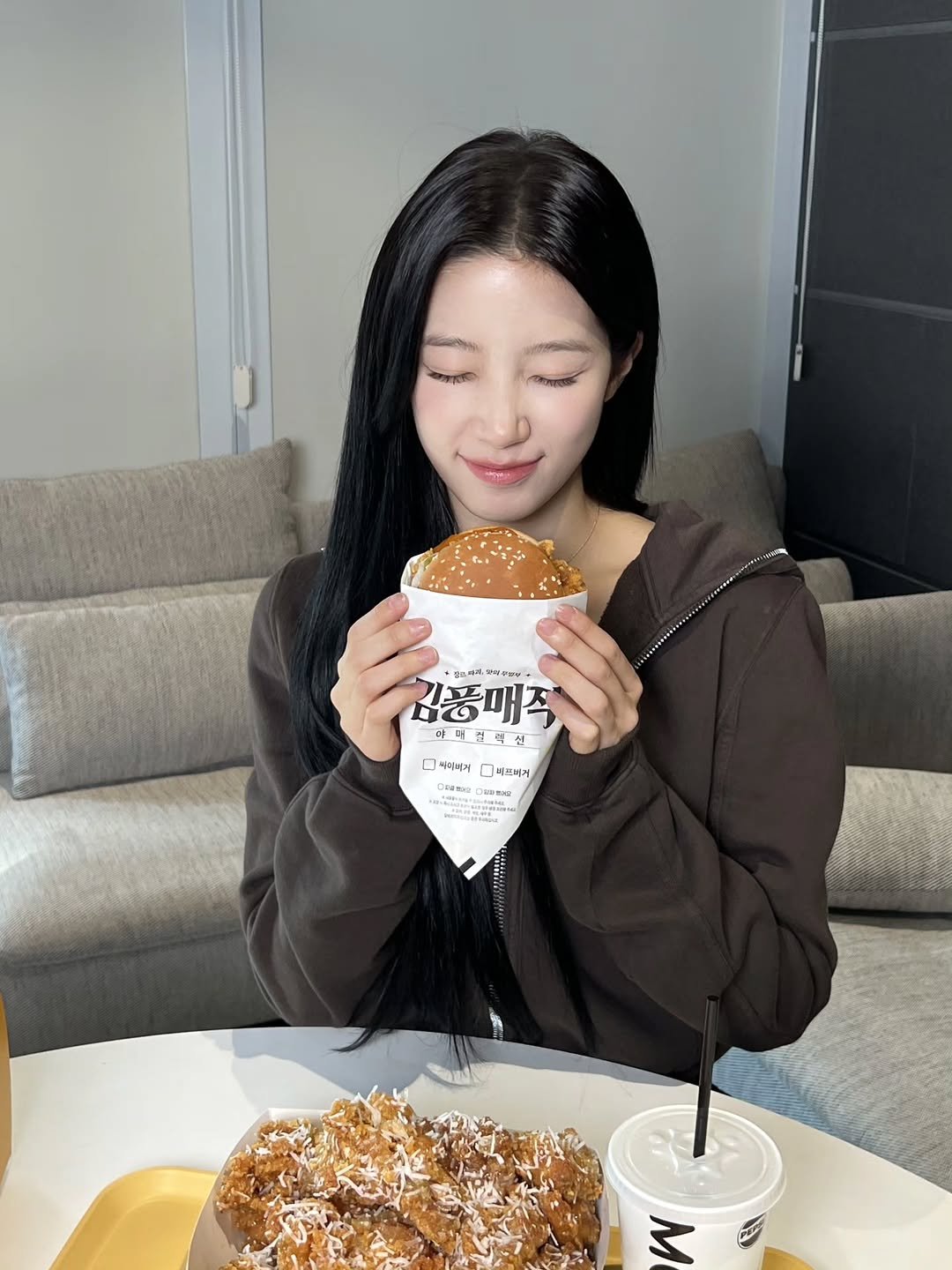 zuhazana 게시물 이미지: 오늘 저녁은 맘스터치!😋
#맘스터치 #매직풍빅싸이순살 #매직풍비프버거...