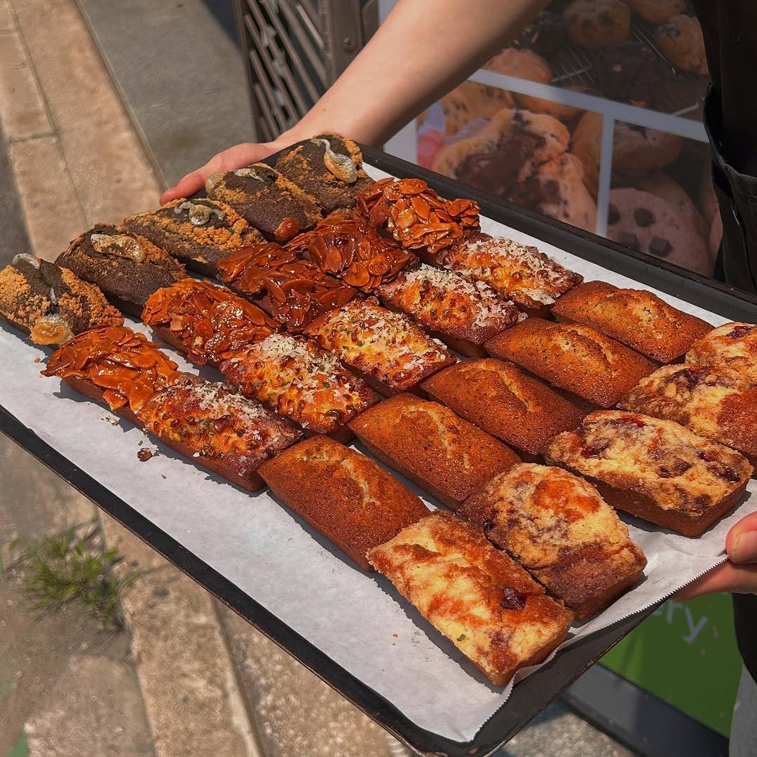 Photo by 쥬오베이커리 [케이크/쿠키/휘낭시에/베이글] in 관악구 난곡동. May be an image of baguette, pizza, babka, mozzarella and text.