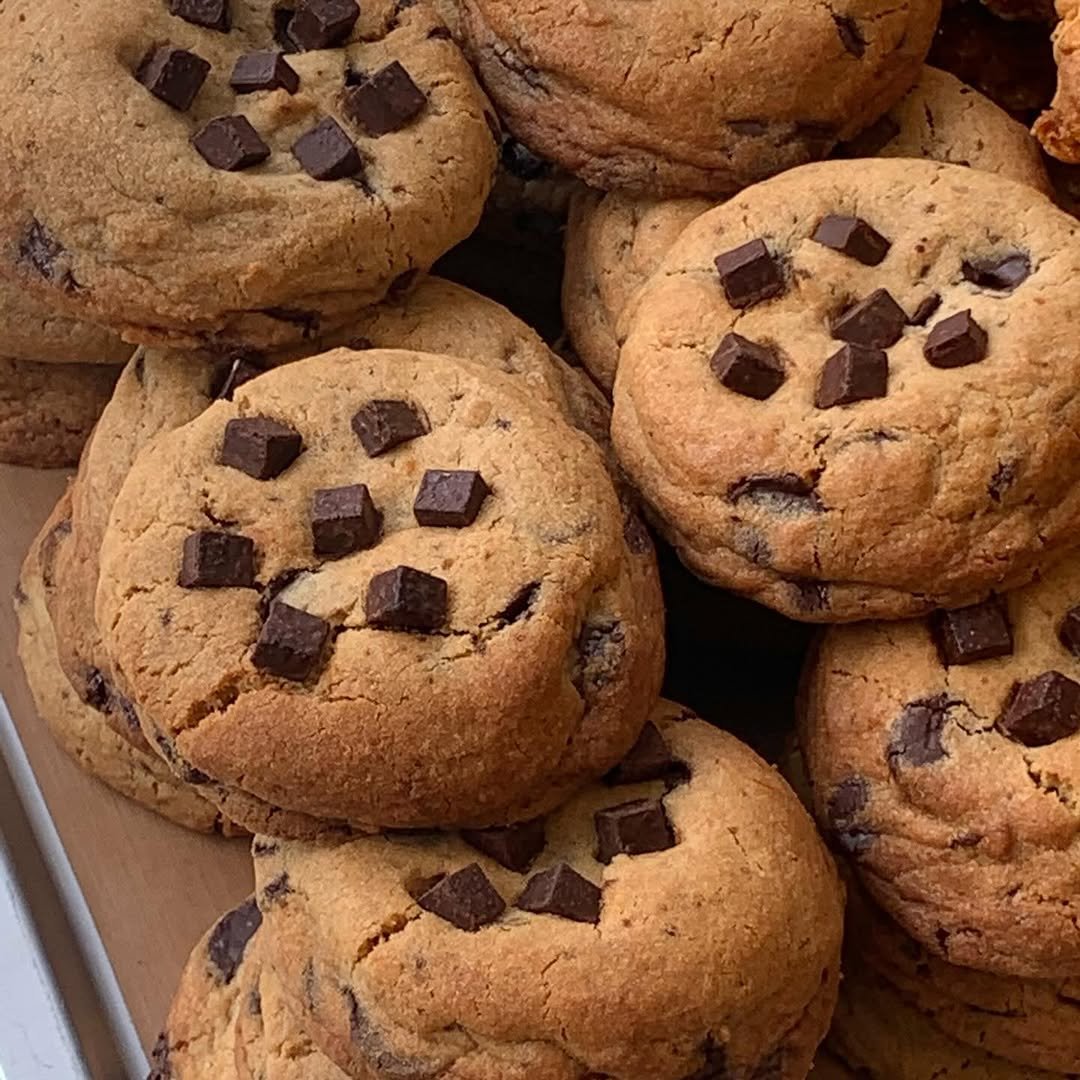 Photo by 쥬오베이커리 [케이크/쿠키/휘낭시에/베이글] on October 10, 2025. May be an image of raisin and cookie.