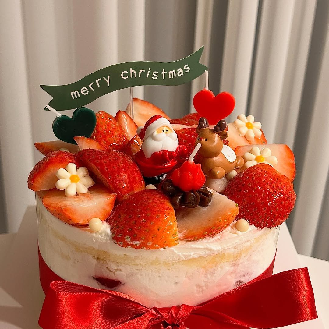Photo by 쥬오베이커리 [케이크/쿠키/휘낭시에/베이글] on December 10, 2025. May be an image of strawberry, chiffon cake, cheesecake, fruitcake, whipped cream and text that says 'merry merry christmas'.