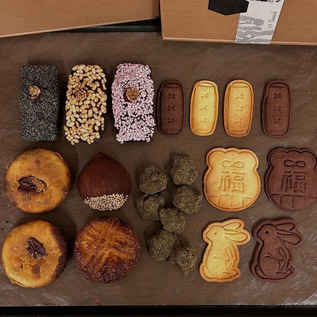 Photo by 쥬오베이커리 [케이크/쿠키/휘낭시에/베이글] on September 17, 2025. May be an image of gingerbread cookie, box, wafer, carton and text.