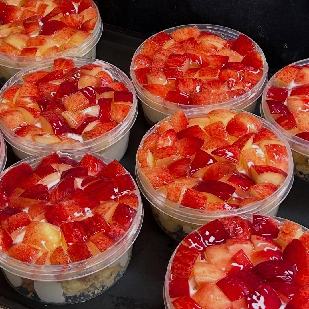 Photo by 쥬오베이커리 [케이크/쿠키/휘낭시에/베이글] on July 04, 2025. May be an image of fruit salad, fruit cocktail and strawberry.