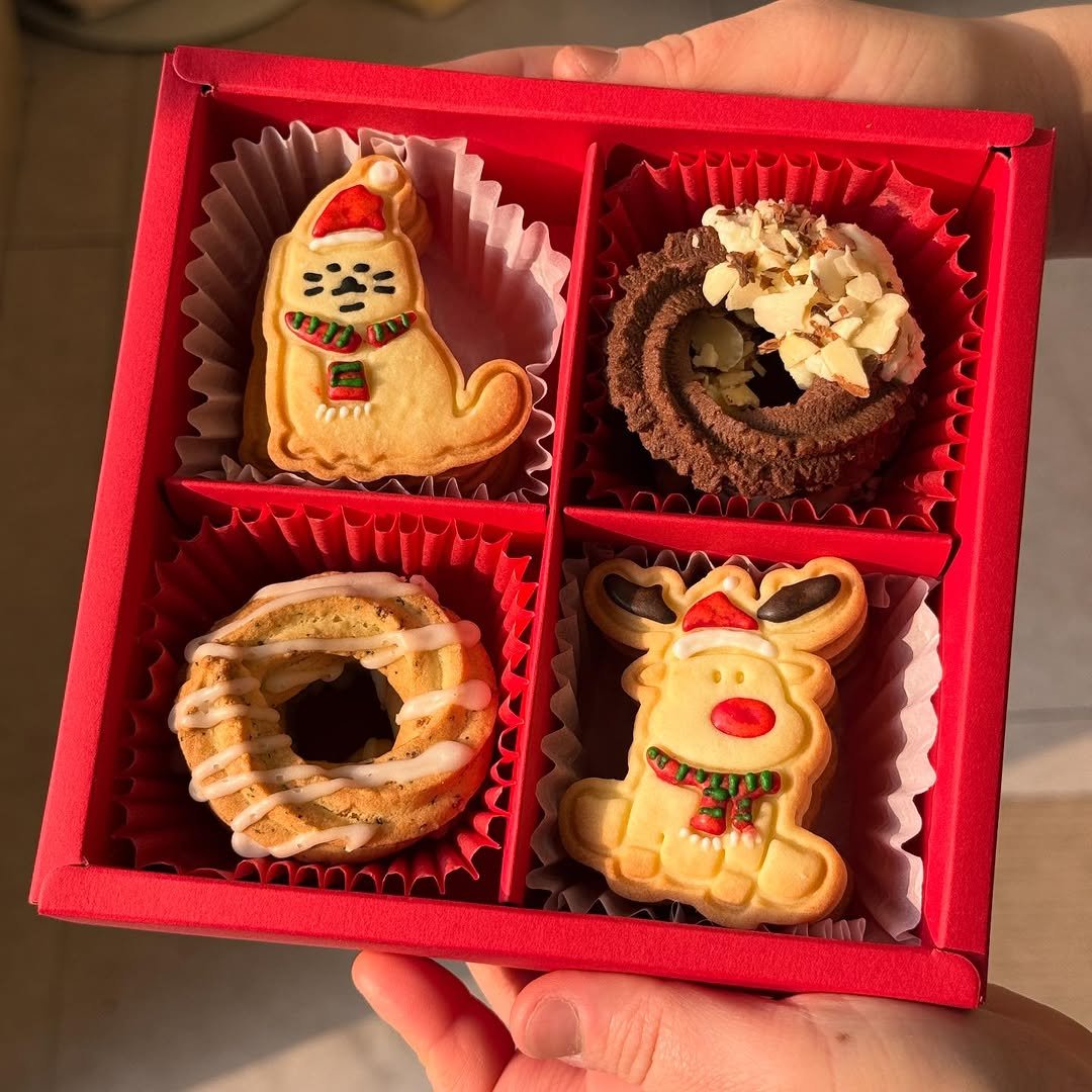 Photo by 쥬오베이커리 [케이크/쿠키/휘낭시에/베이글] on December 08, 2025. May be an image of gingerbread cookie, oatmeal cookies, cake, wafer and text.