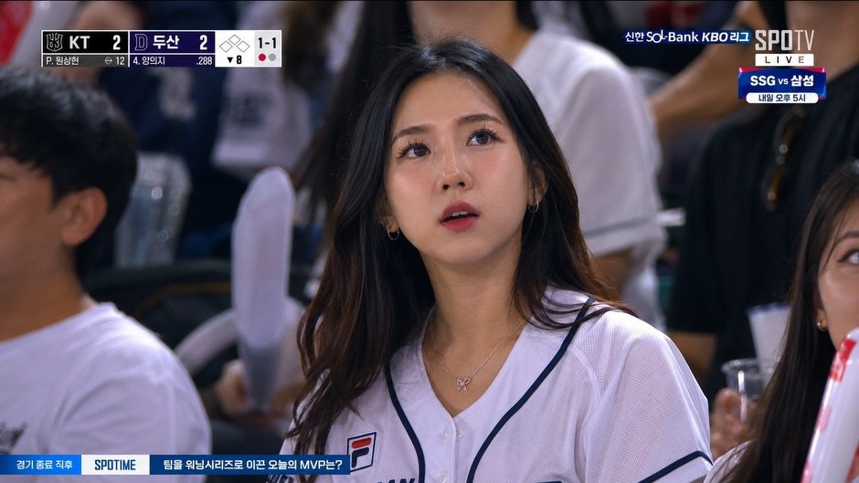 zxnnie 게시물 이미지: had to go to korea watch a baseball game too ⚾️ LOL