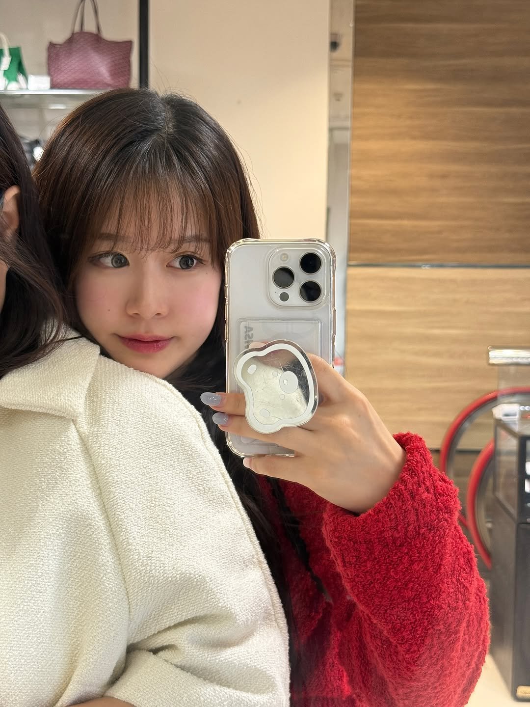 Photo by 지히지히 on November 11, 2025. May be a selfie of one or more people, hair, duffle coat, parka, mirror and text.