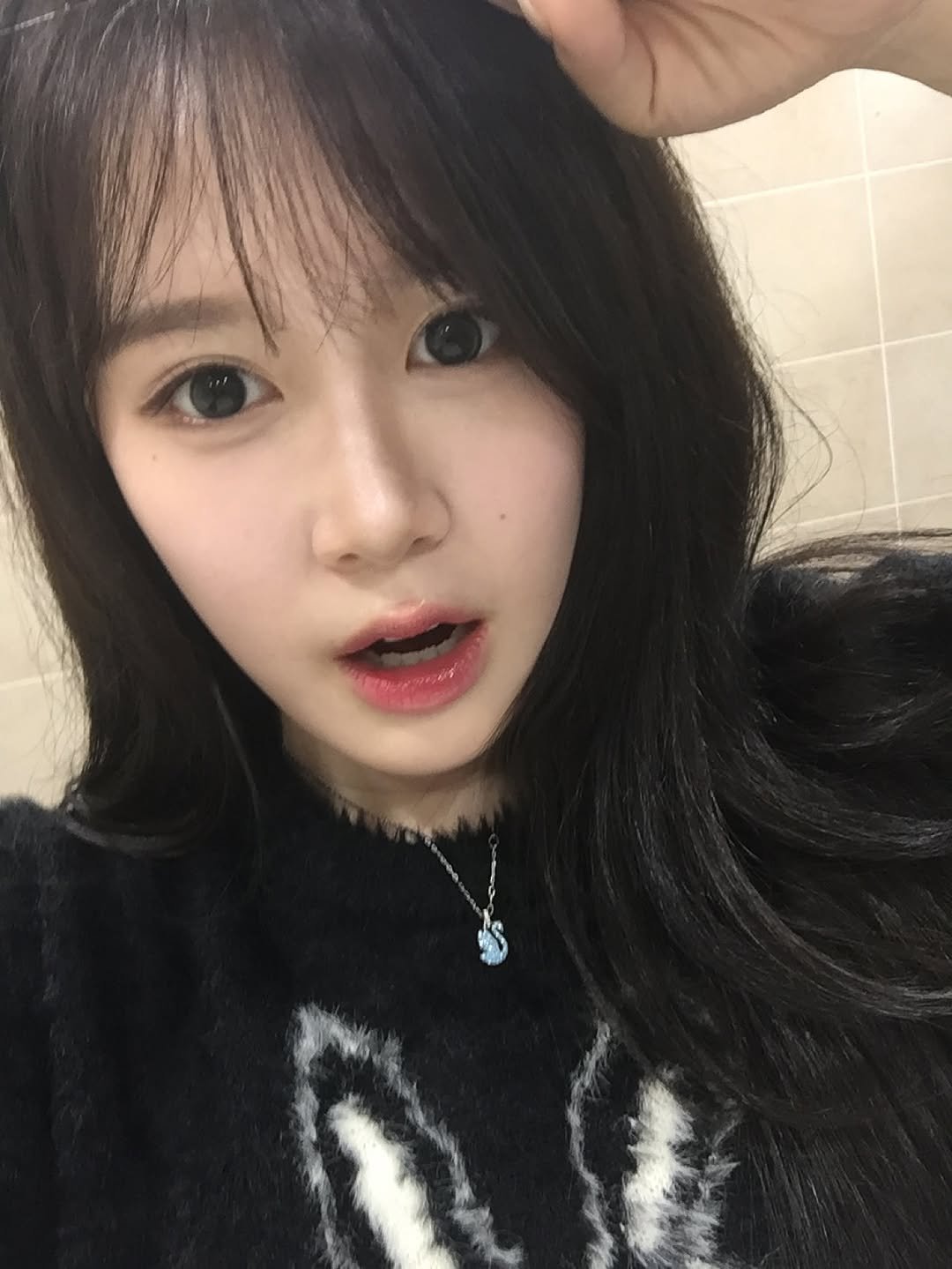 Photo by 지히지히 on December 07, 2025. May be a selfie of one or more people, hair, top and text.