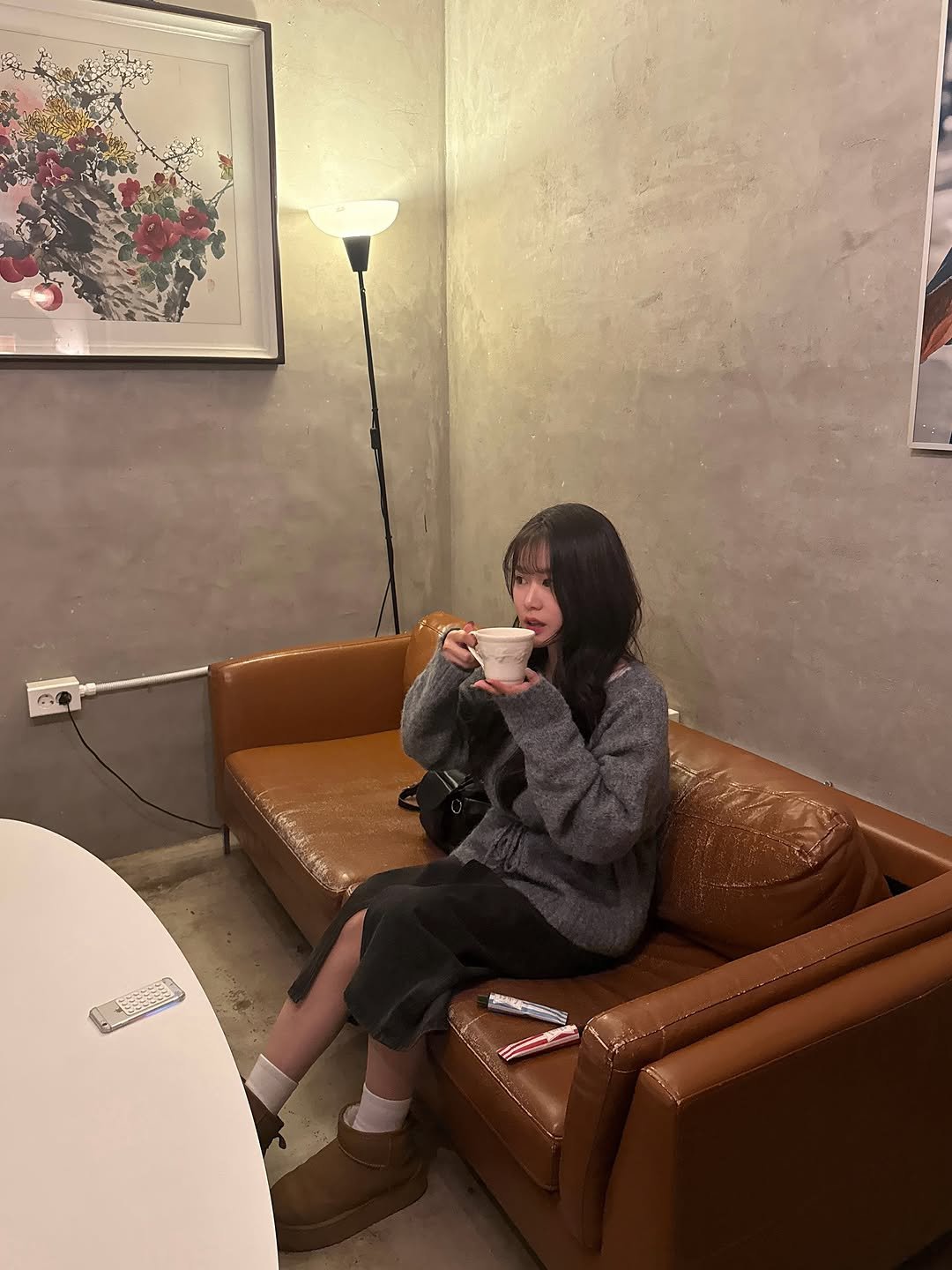 Photo by 지히지히 on December 14, 2025. May be an image of phone, sofa, telephone, cornflower and text.