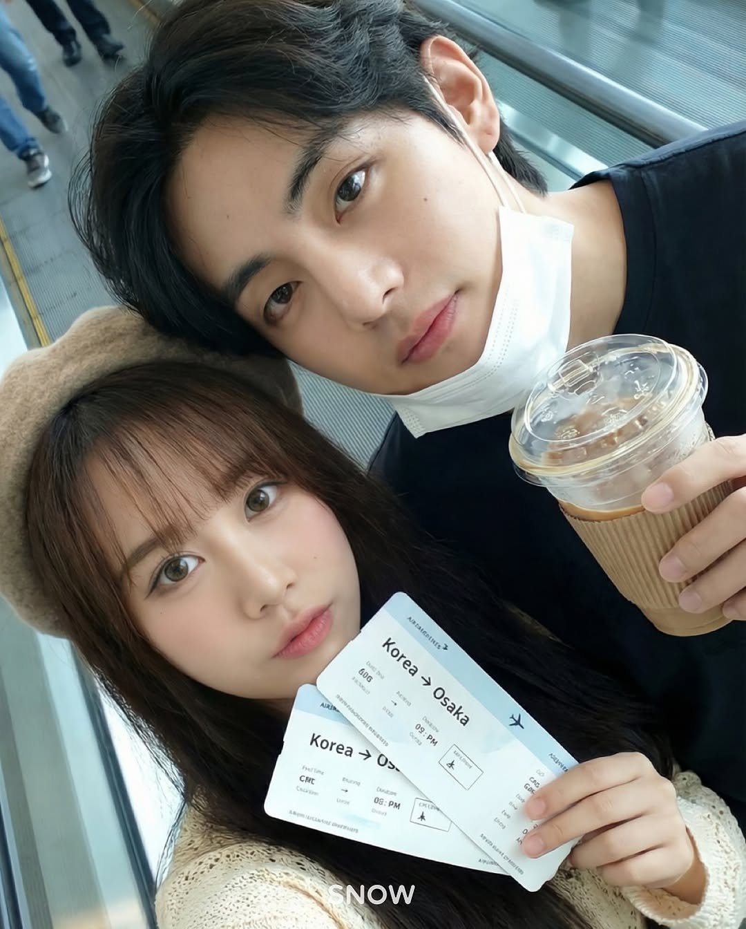 Photo by 지히지히 on December 23, 2025. May be an image of one or more people, hair, cornflower and text.