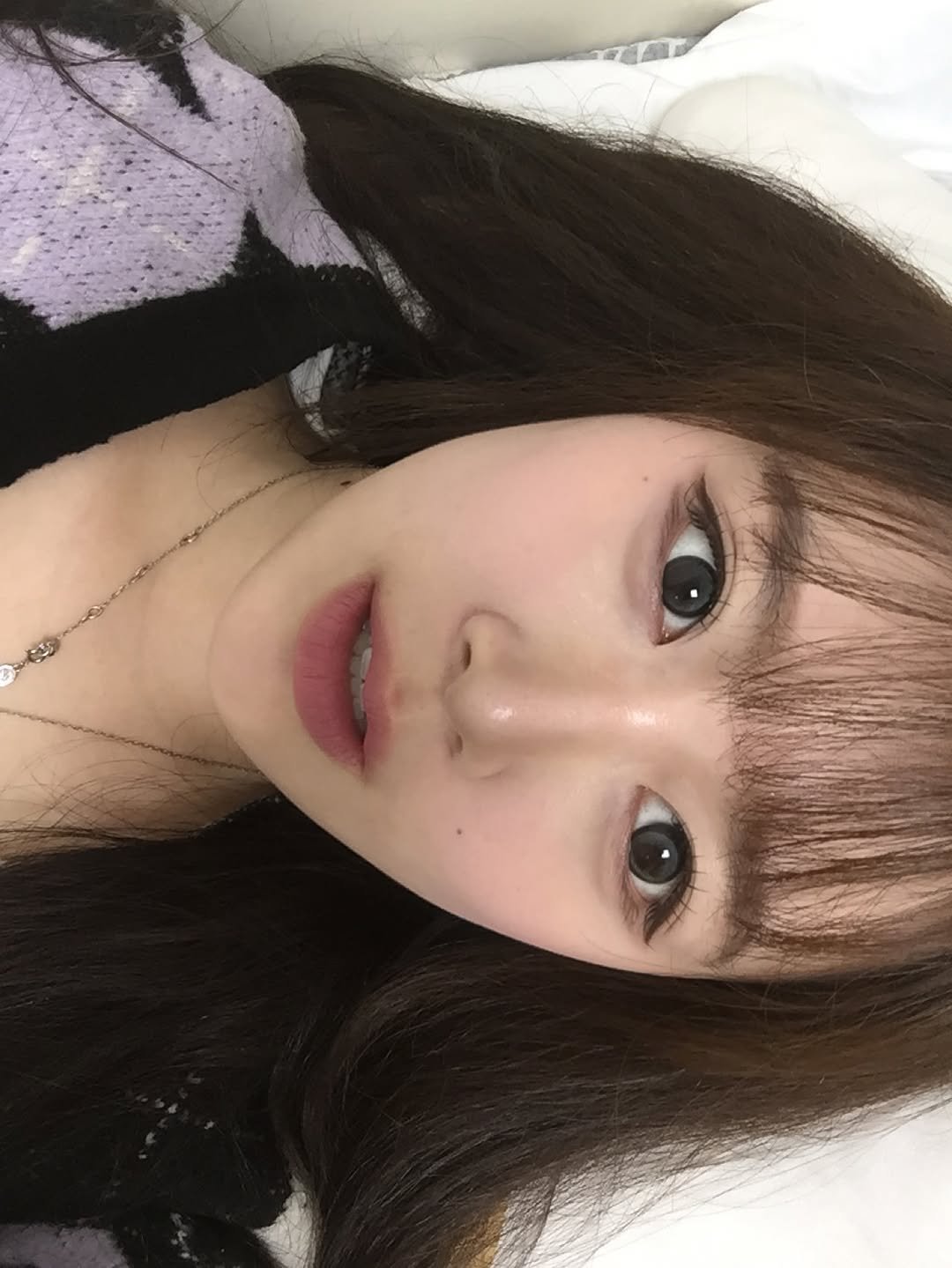 Photo by 지히지히 on November 09, 2025. May be a selfie of one or more people, lipstick, hair and text.