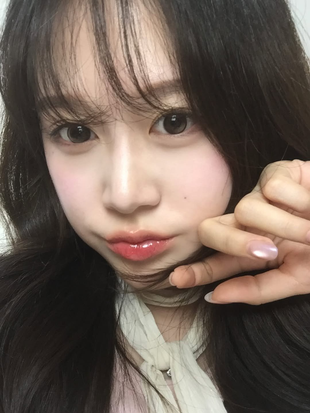 Photo by 지히지히 on March 16, 2026. May be an image of one or more people, hair and text.